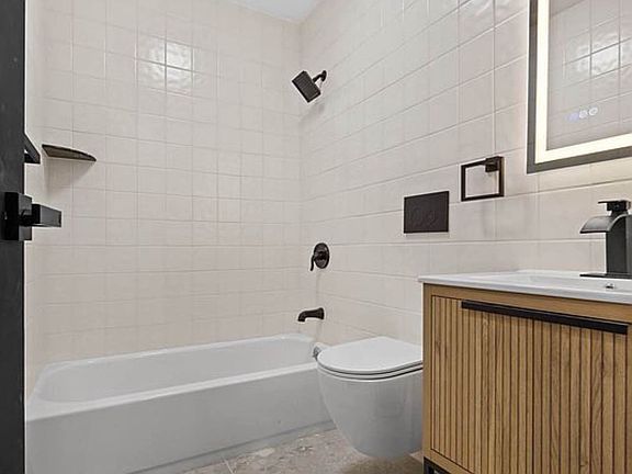 4th image of 279 S 5th St APT 3
