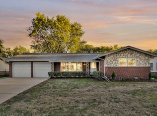 225 Clearmont Dr, Elk Grove Village, IL 60007