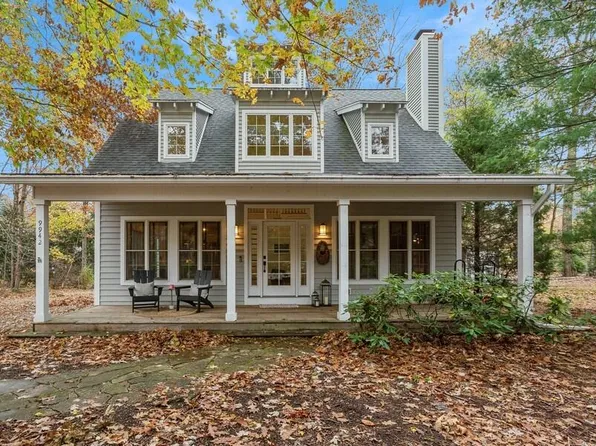 9942 Cottage Ln, Union Pier, MI 49129