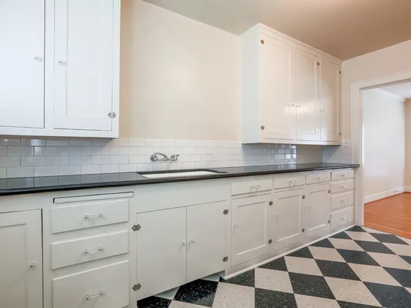 Holladay Court Apartments (Czop08), 2310 NE Weidler St APT 14, Portland, OR 97232