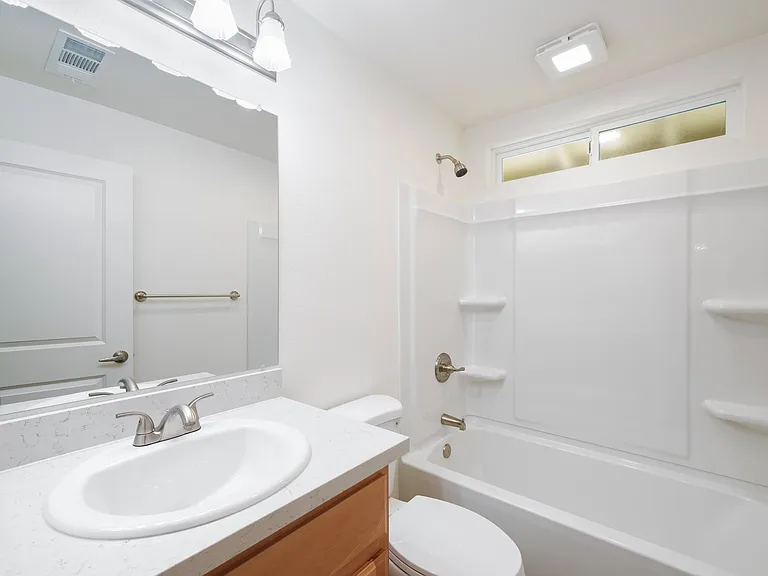Woodland Hills Apartments — Photo 14