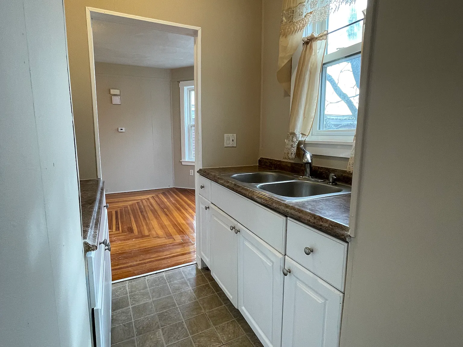 4 bed, $3,200 — Photo 3