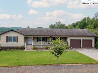 60 River Run Ln, Burnsville, NC 28714