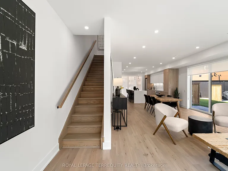 35 Rockmount Cres — Photo 18