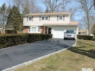 9 Bell Ct, Ronkonkoma, NY 11779