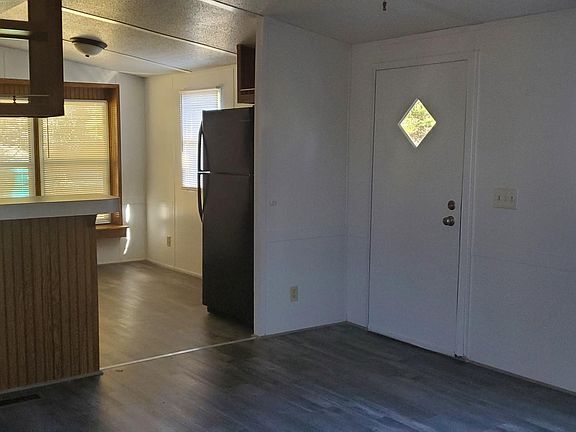 3rd image of 142 Lake Dr