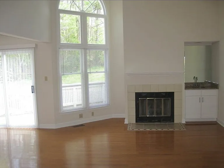 320 Kirkwood Dr — Photo 3