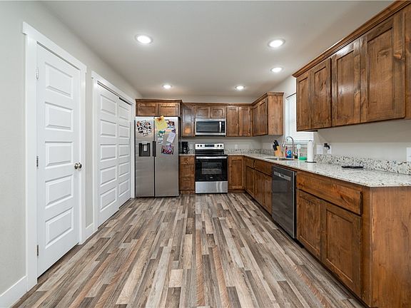5th image of 373 Callis St