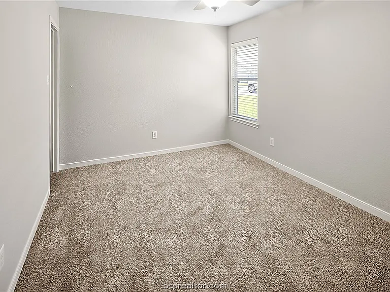 916 Crested Point Dr — Photo 17