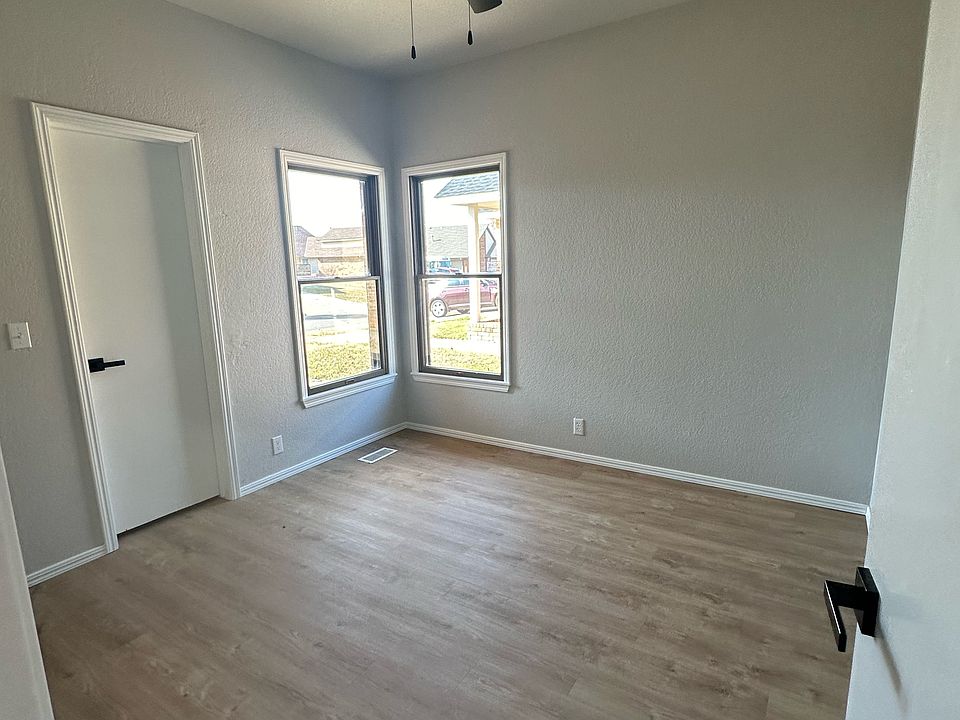 2nd image of 2611 Silvertree Dr