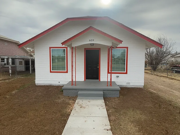 609 Franklin Ave — Photo 1