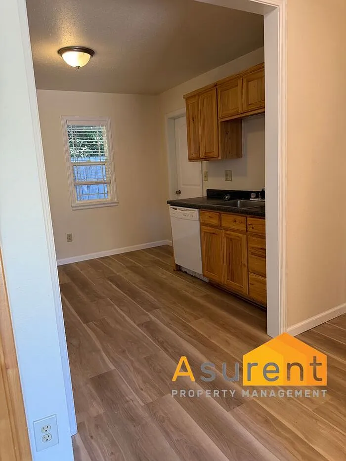 2 bed, 1.0 bath, 847 sqft, $1,595 — Photo 2