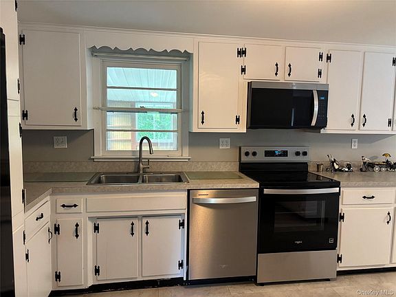 4th image of 239 Vineyard Ave