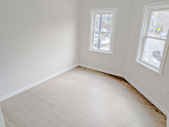 3rd image of 1187 Westminster St #3L