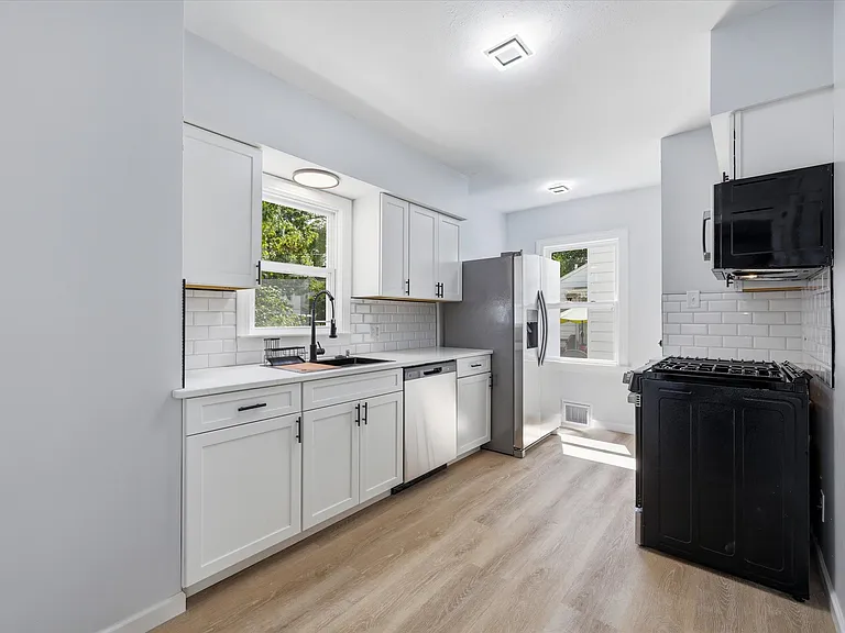 2433 Georgetown Ave — Photo 10