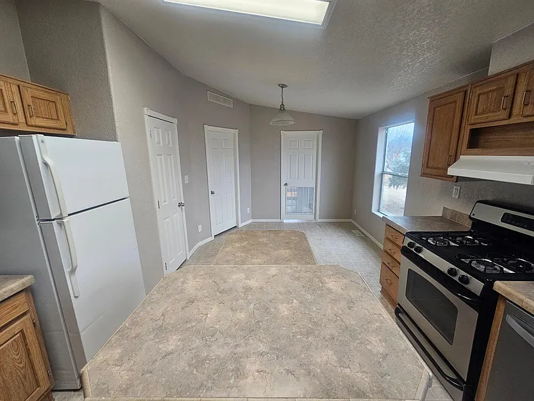 870 Quain Dr — Photo 7