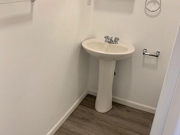 4th image of 13 Yorkshire Dr APT A