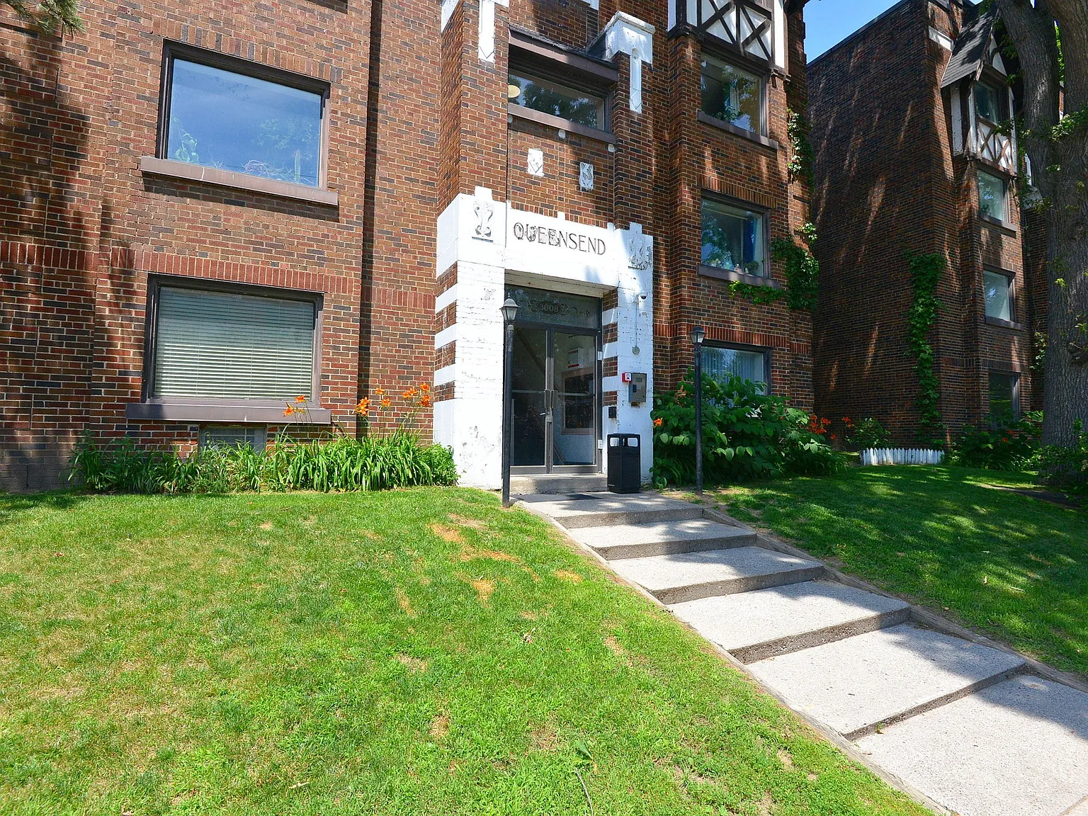 Queens End — Photo 4