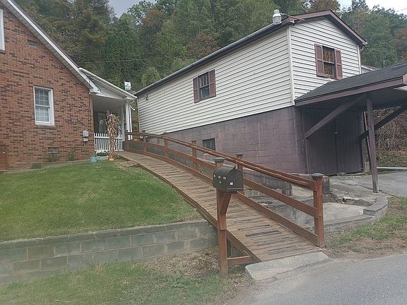 House with garage apartment