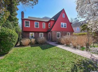 29 Hilltop Rd, Port Washington, NY 11050