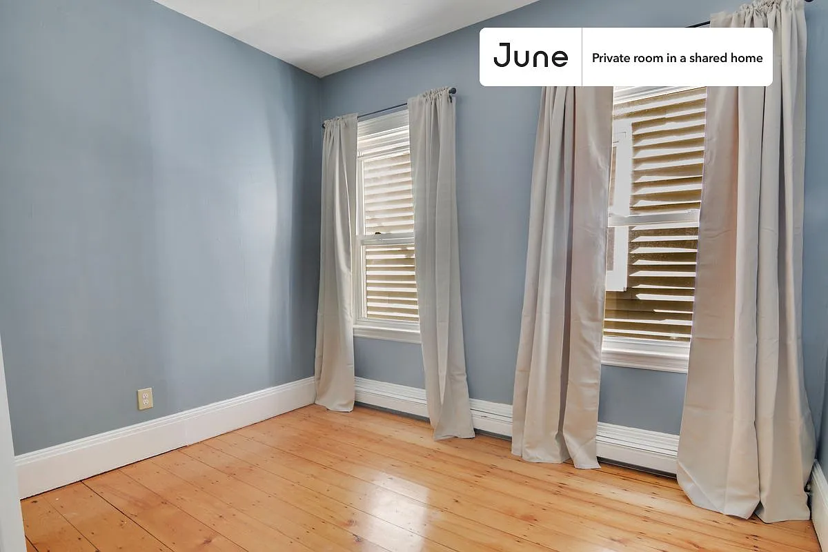 Full bedroom in 4 bed/1 bath home in Polish Triangle #745 C — Photo 4