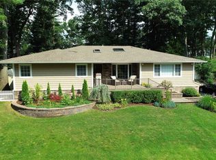 42 Ridge Dr, Plainview, NY 11803