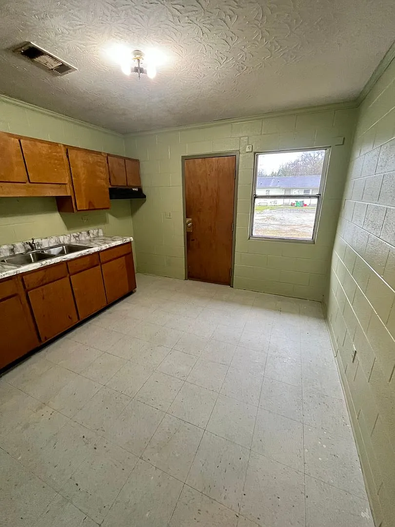 370 E Gordon Ave — Photo 1