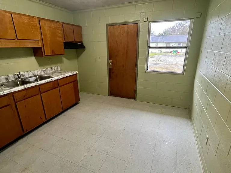 370 E Gordon Ave — Photo 1