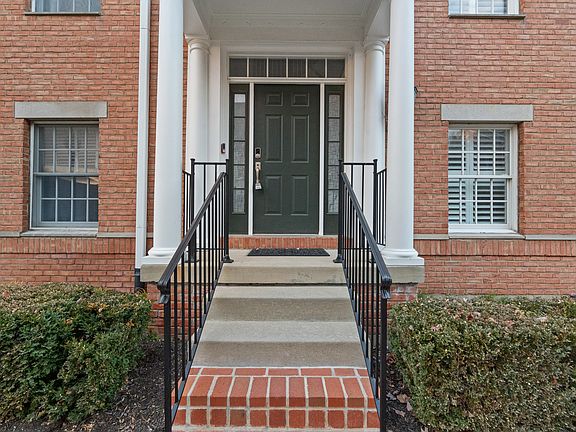3rd image of 2068 Broughton St