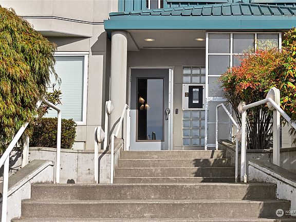 4th image of 420 Melrose Avenue E #302