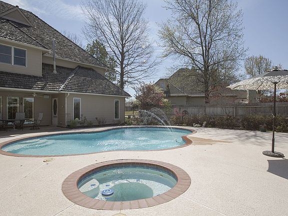 Beautiful Gunite Pool, Spa & Fountain