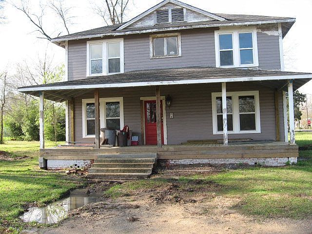 1st image of 203 E Oak St