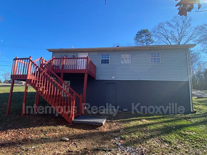 3 bed, 1.0 bath, 912 sqft, $1,700 — Photo 3