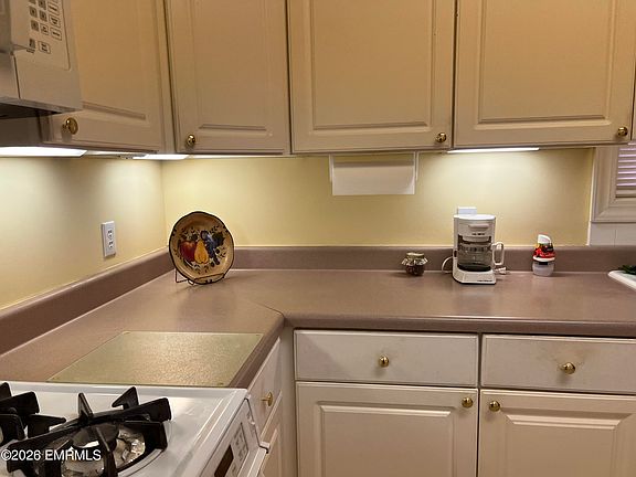 5th image of 389 N Point Dr