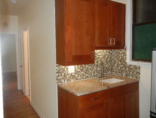 4th image of 234 6th St #303
