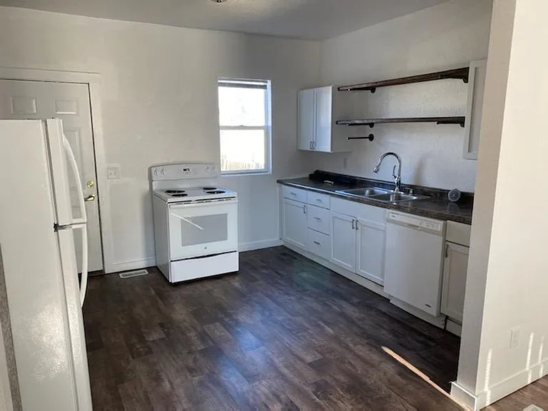 706 Noble St — Photo 2