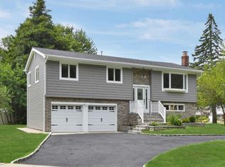 10 Evelyn Dr, Bethpage, NY 11714