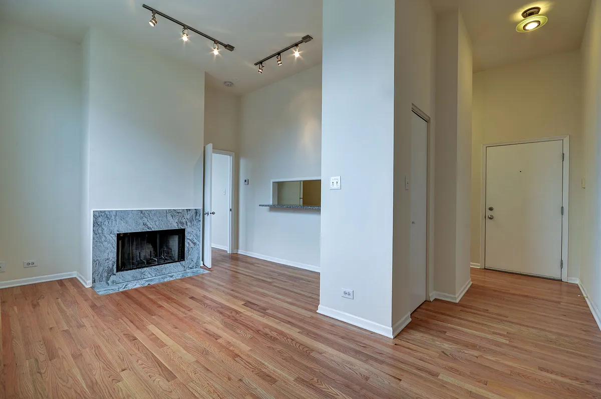 Building Photo - 3257 N Sheffield Ave #306