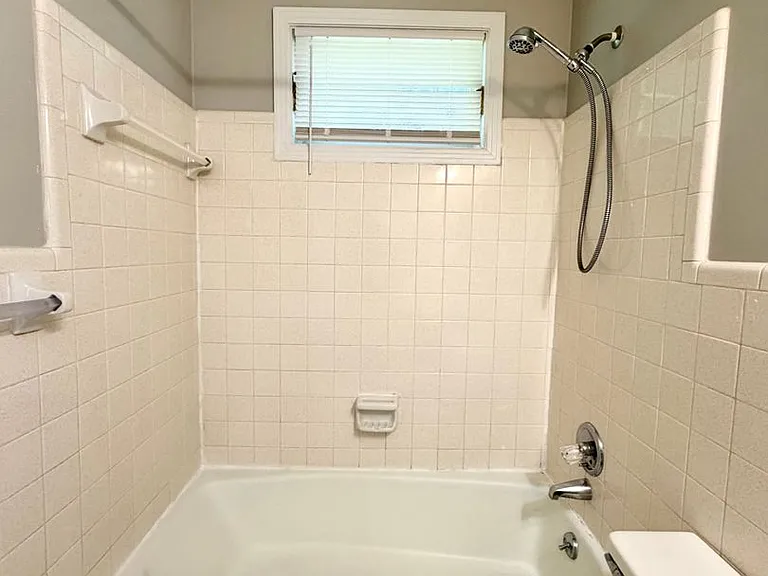 Bancroft Circle Apartments — Photo 22