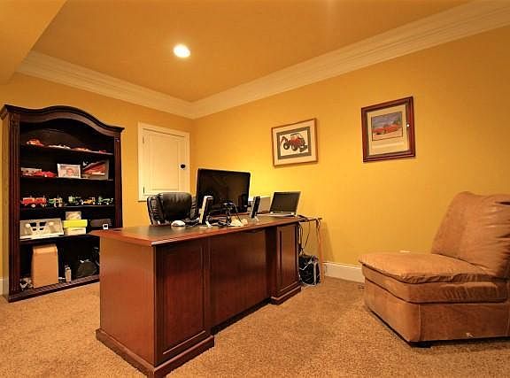 5th image of 615 E Cambridge Ln