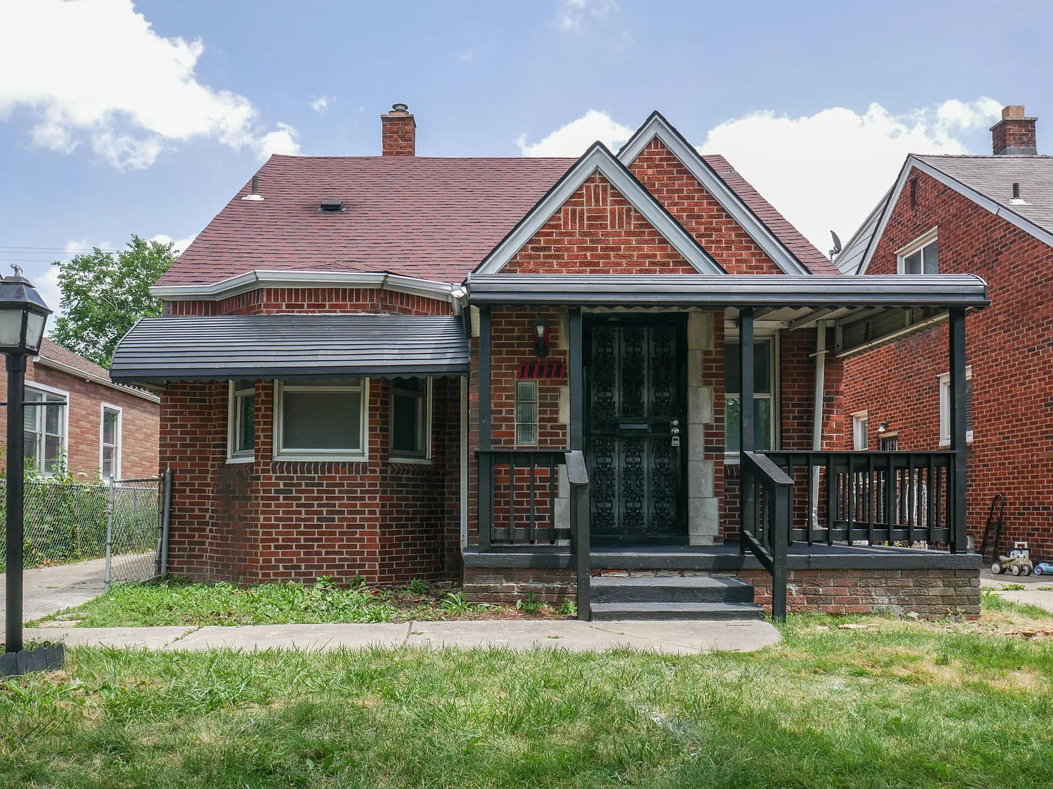 3 bed, 1.0 bath, 1140 sqft, $1,350 — Photo 1