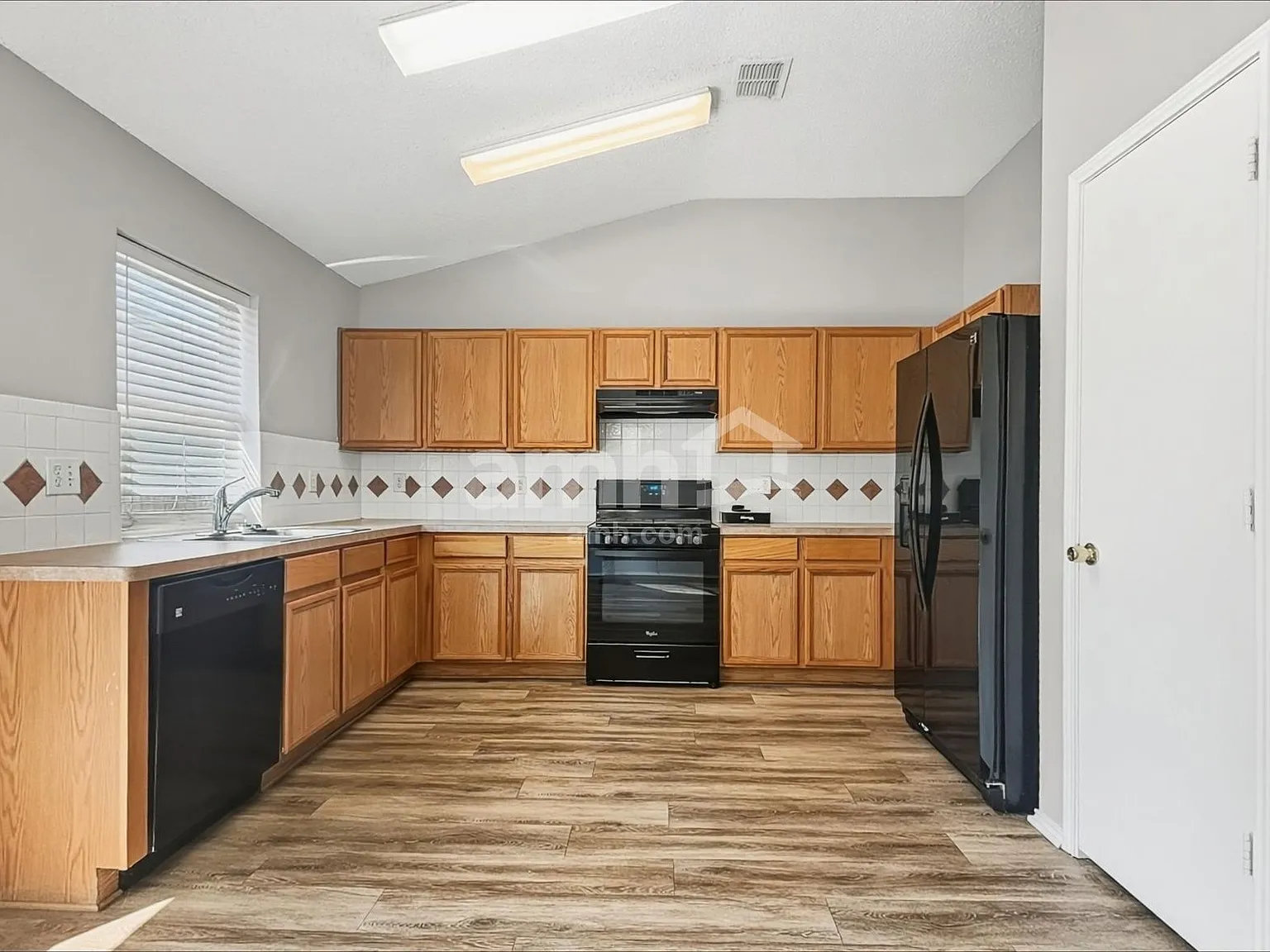 3 bed, 2.0 bath, 1611 sqft, $2,120 — Photo 3