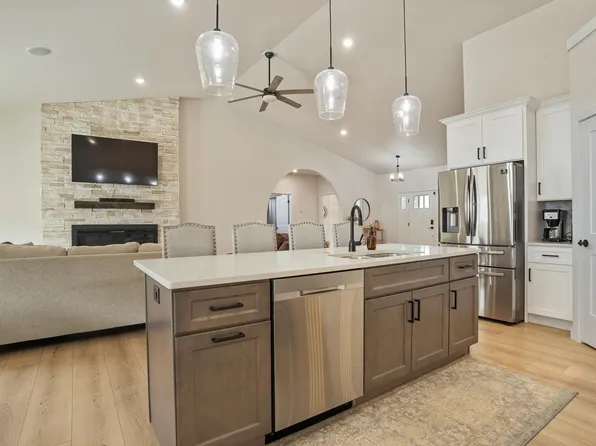 1405 24th Ave NW, Minot, ND 58703