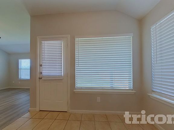 4th image of 324 Foxhunter St