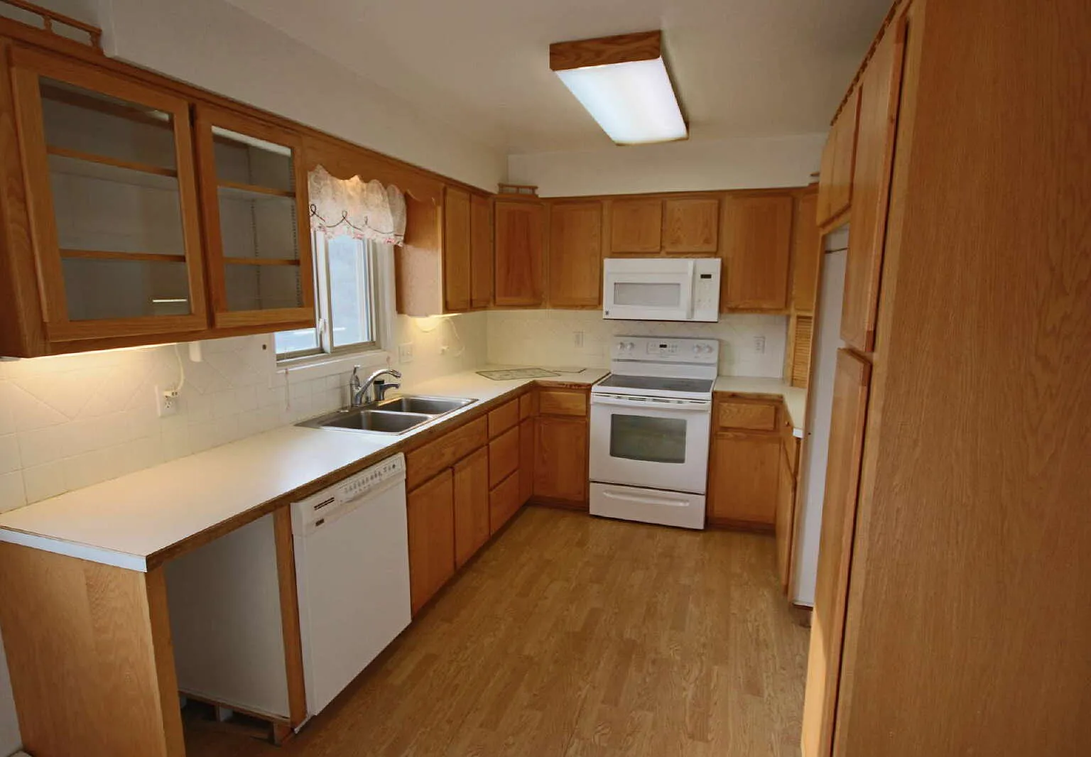3 bed, 2.0 bath, 1856 sqft, $1,800 — Photo 4