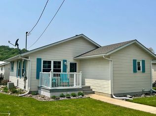 809 River St, Decorah, IA 52101