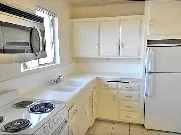 3rd image of 931 W 19th St APT 32