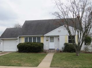 32 Briarcliff Rd, Westbury, NY 11590