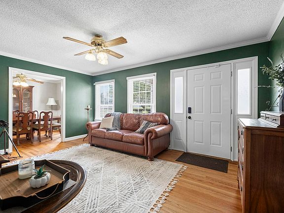 4th image of 6 Chelsea Cir
