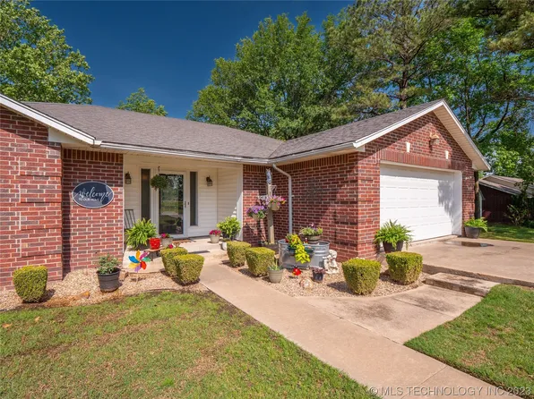 106 Park Ave, Hartshorne, OK 74547